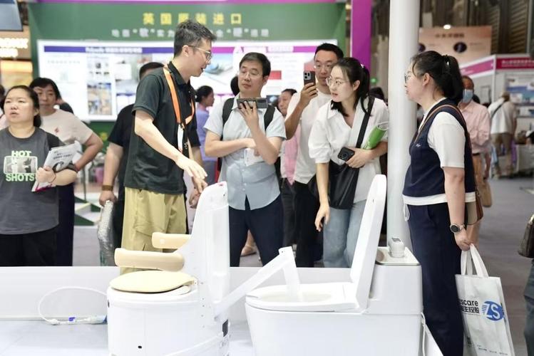 深圳机器人又出圈了!拓邦跃伴智能如厕机器人成为老博会"爆款"